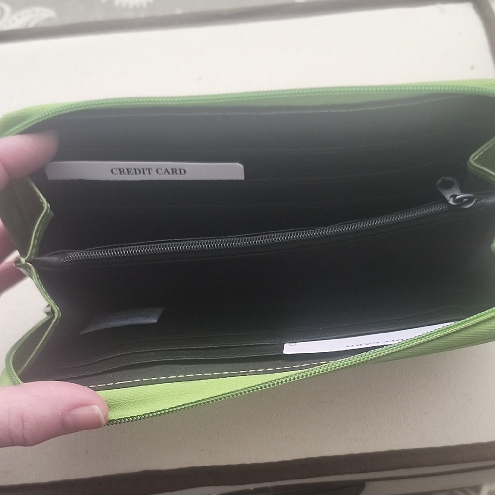 Green Embossed Leather Wallet - Picture 3 of 3